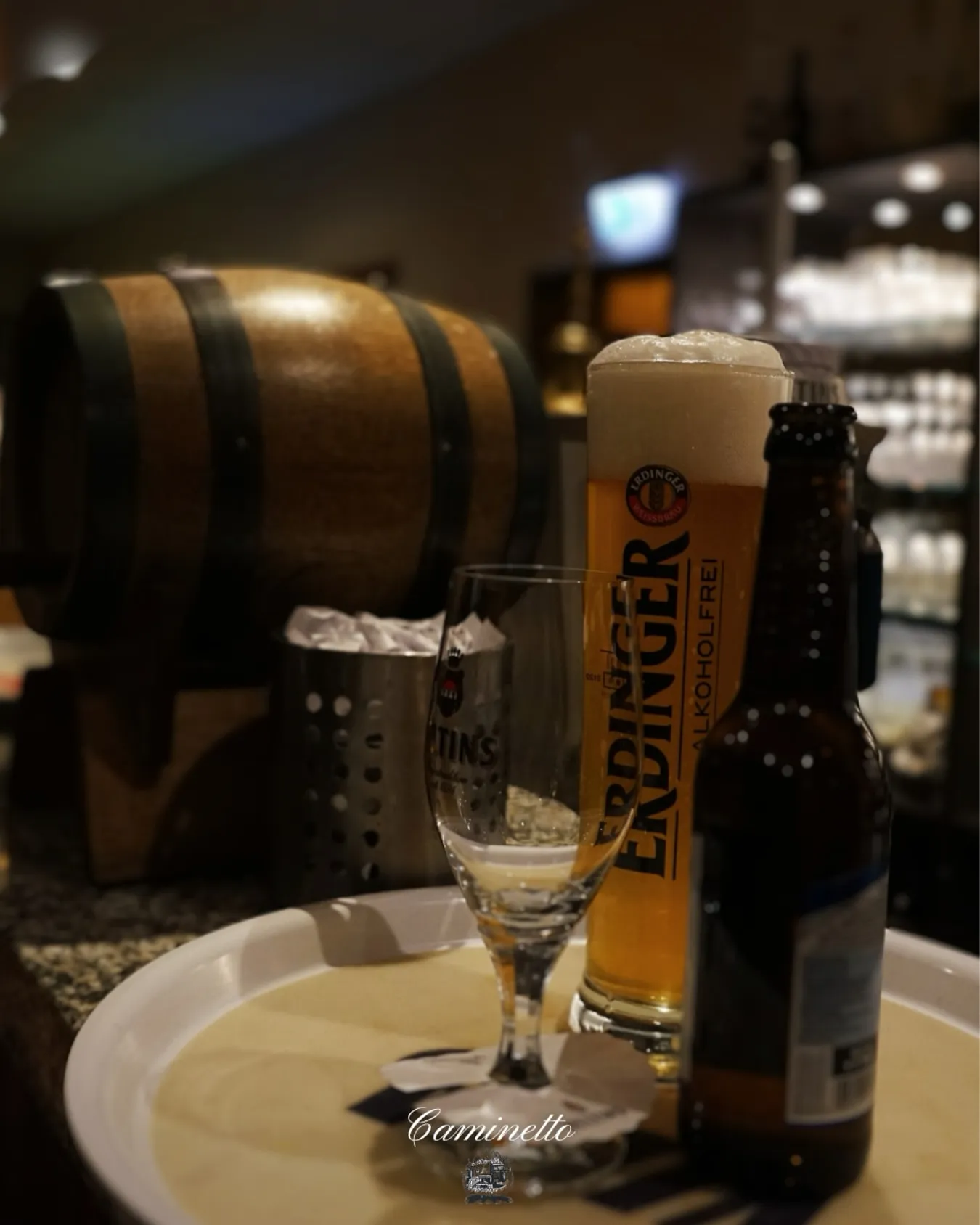 Frisch gezapftes, kühles Bier zum Essen.