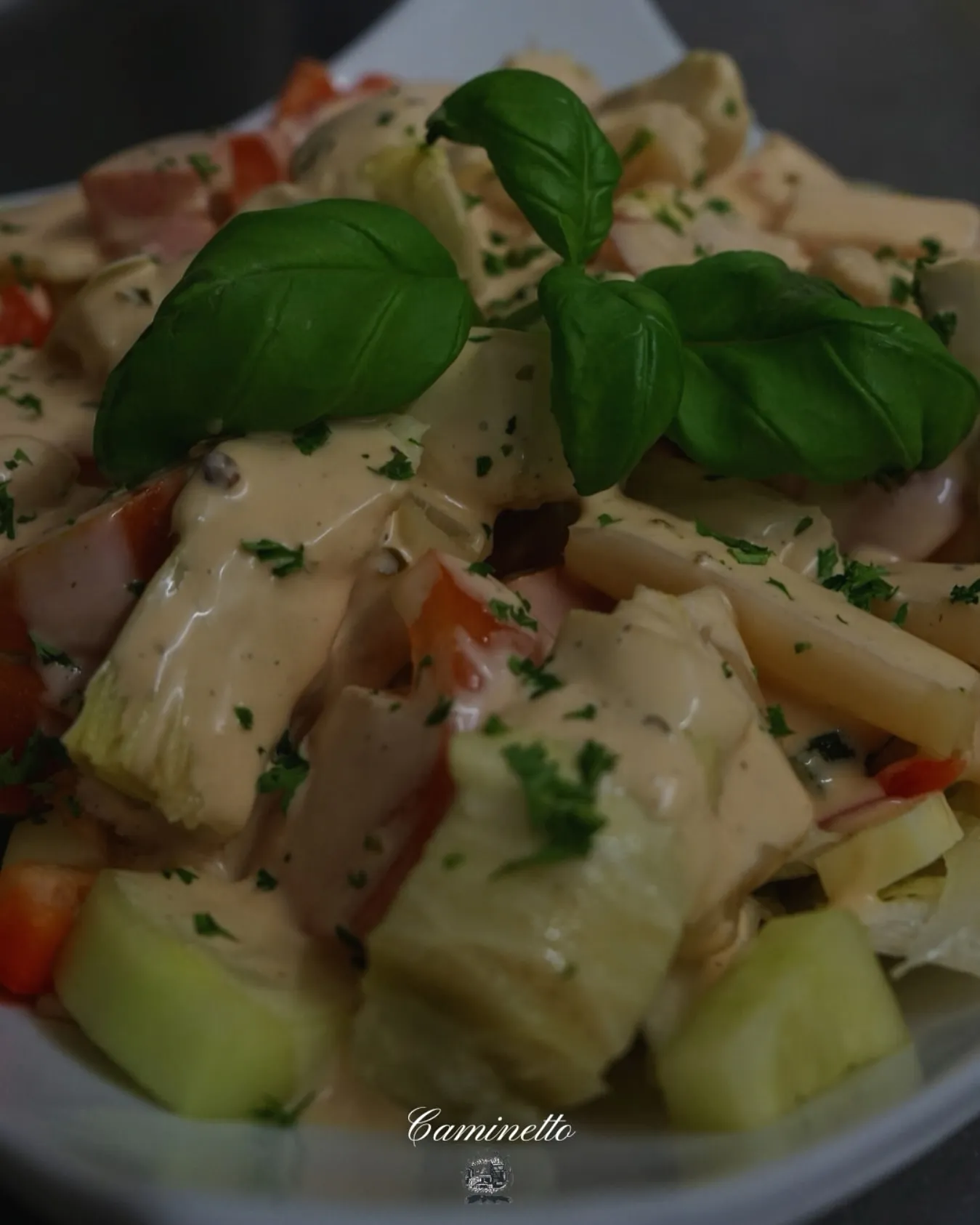 Liebevoll angerichtetes Gericht der italienischen Küche.