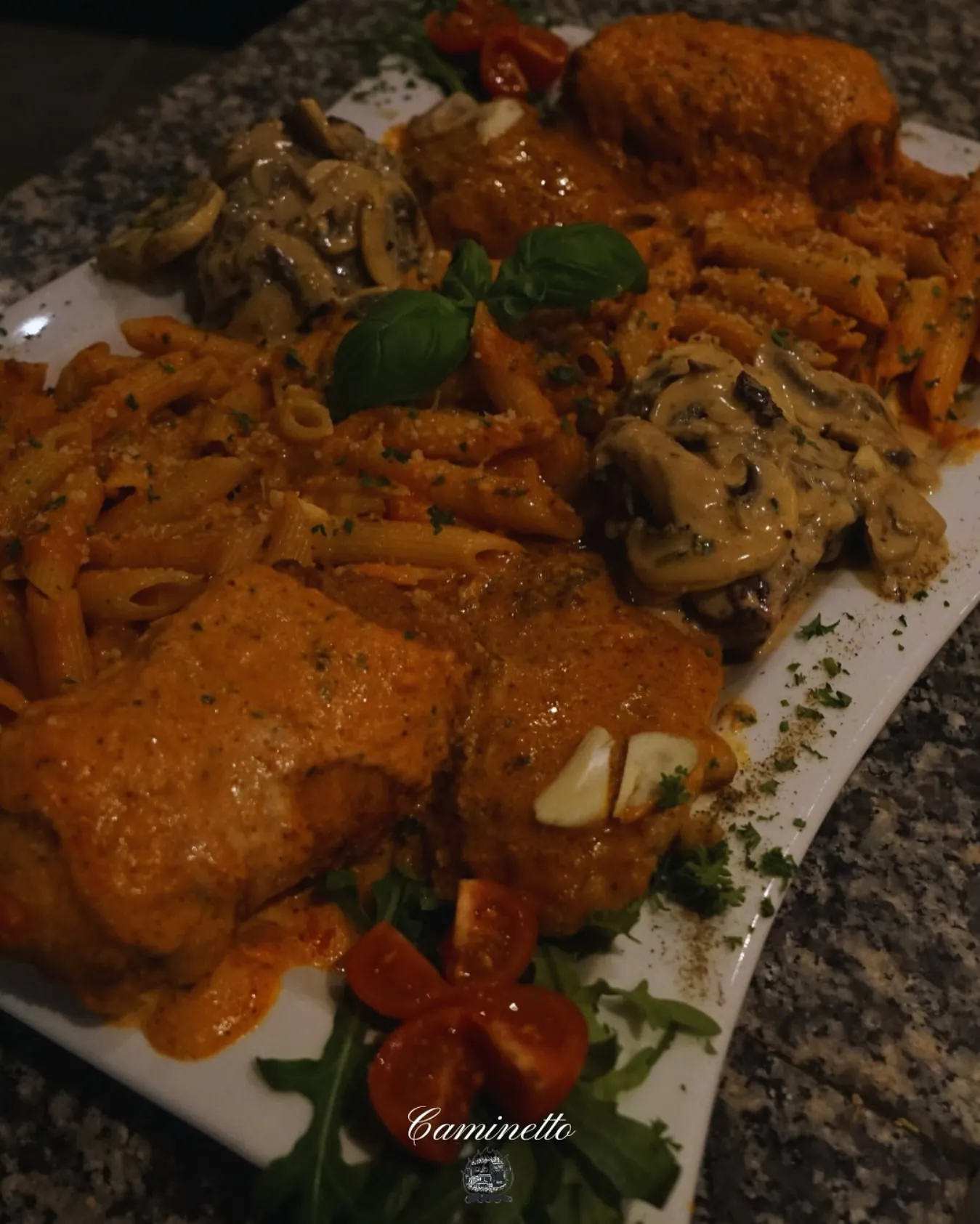 Üppige Fleisch- und Pastaplatte.