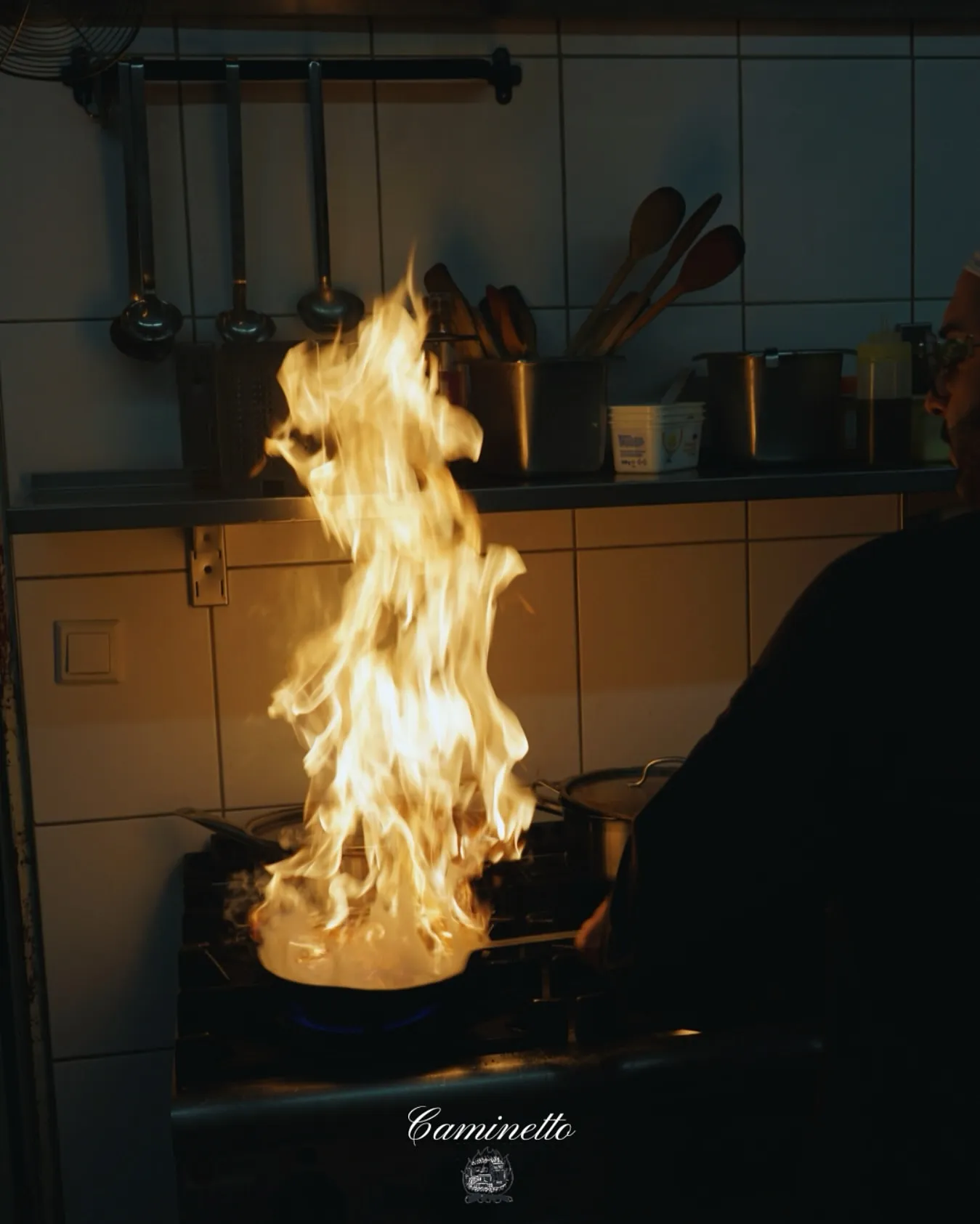 Gericht wird in der Pfanne flambiert.
